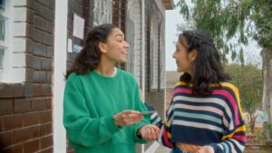 dos amigas conversando sobre el carne de extranjeria